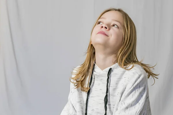 Kameranın önünde poz veren genç kız.