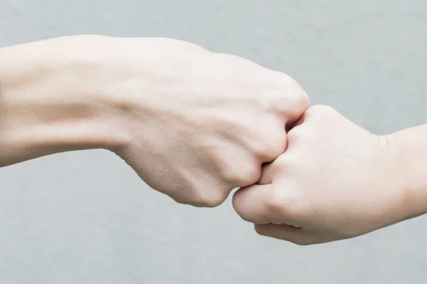 Afbeelding van de handen van een volwassene en een jongen — Stockfoto