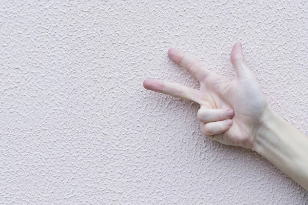 Um homem adulto segura as mãos contra a parede — Fotografia de Stock