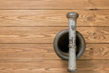 Eski metal soyulmuş havan.