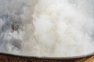 Ahşap parçalarından çıkan yoğun duman.