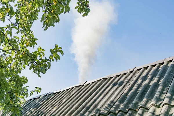 ロシア風呂の煙突から煙 — ストック写真