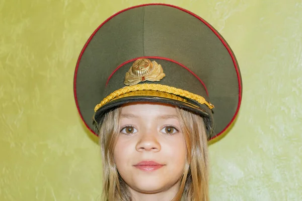 警官の帽子の少女 — ストック写真