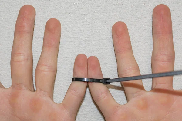 Los Dedos Comprimen Con Pequeña Abrazadera Plástico — Foto de Stock