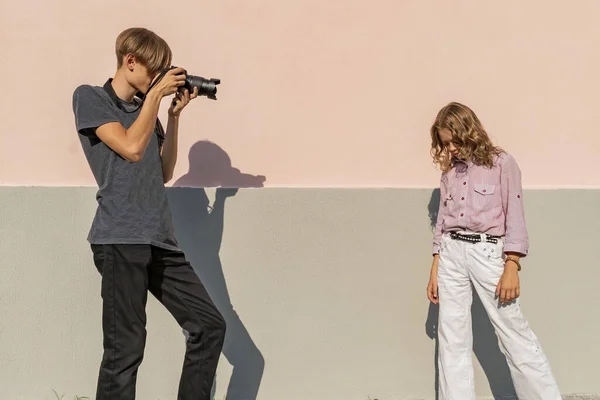 Een Jonge Man Fotografeert Een Tiener Meisje Camera — Stockfoto