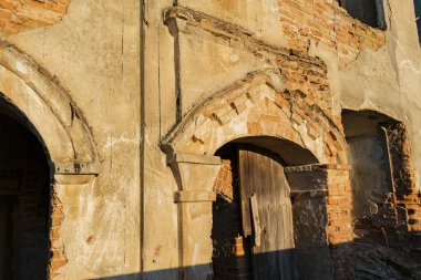 Eski yok edilmiş sinagogun bir parçası.