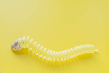 Solucan şeklinde yılbaşı ağacı için yılan.