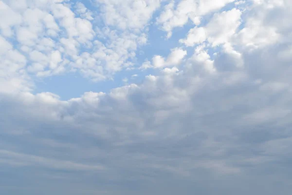 Widok Zachmurzone Niebo Ciepły Wrześniowy Dzień — Zdjęcie stockowe