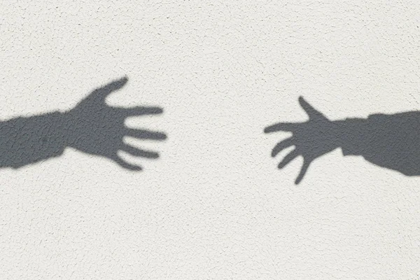 Σκιά Στον Τοίχο Του Σπιτιού Στα Χέρια Του Ανθρώπου — Φωτογραφία Αρχείου