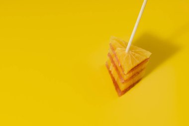 Bir dilim greyfurt ve portakal kolajı.