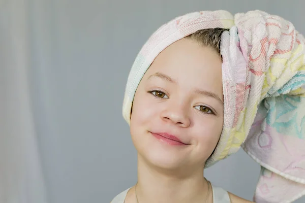 Jong meisje met nat haar poseren — Stockfoto