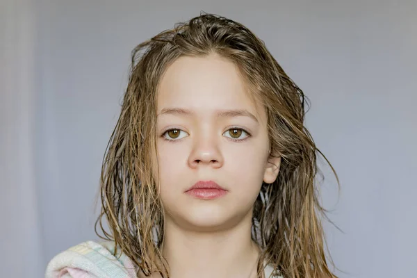 Menina com cabelo molhado posando — Fotografia de Stock