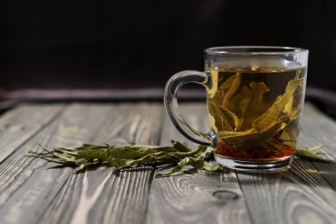 Dar yapraklı selvi çiçeğinin bitki koleksiyonundan çay ve gül.