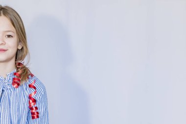  Arka planda poz veren genç bir kız