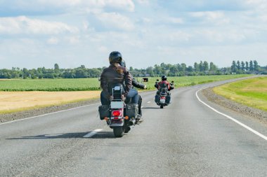 Motosikletçiler yazın ülkeyi gezerler.