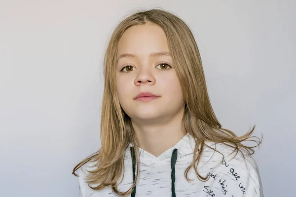 Menina posando na frente da câmera — Fotografia de Stock