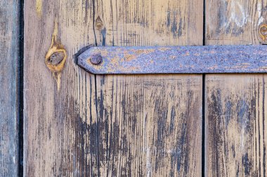 Eski bir ahır kapısının parçası