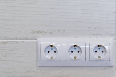 Yeni dairenin duvarında bir priz var.