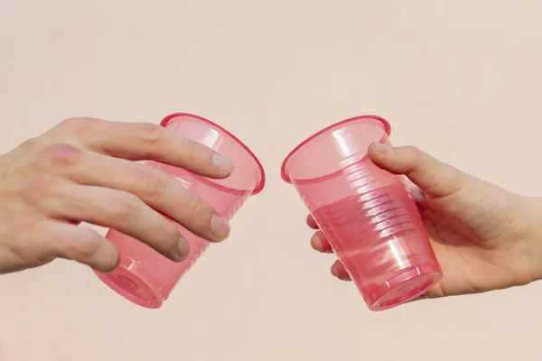 Hands holding red cups — Stock Photo, Image