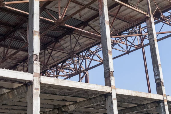 古い工場の錆びた構造の断片 — ストック写真