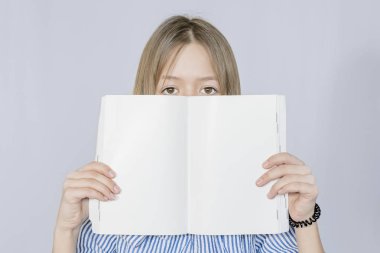  Arka planda poz veren genç bir kız