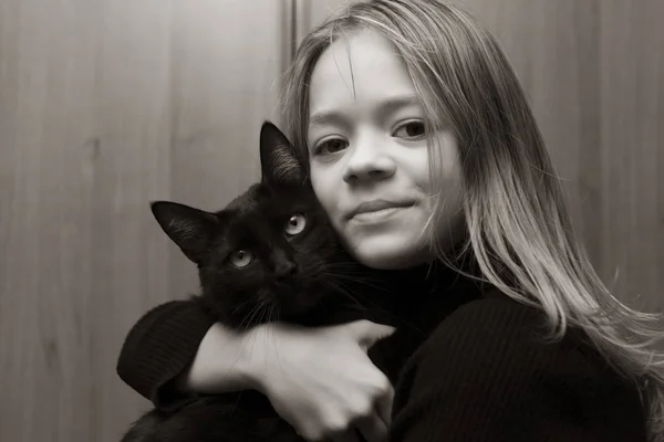 Black and white photo of a girl with a cat — ストック写真