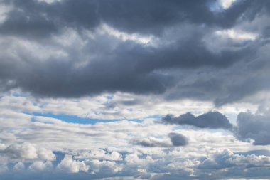 Sıcak bir eylül gününde bulutlu gökyüzü manzarası