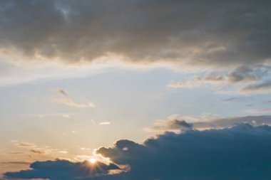 Akşam gökyüzünde çatık kaşlı bulutlar