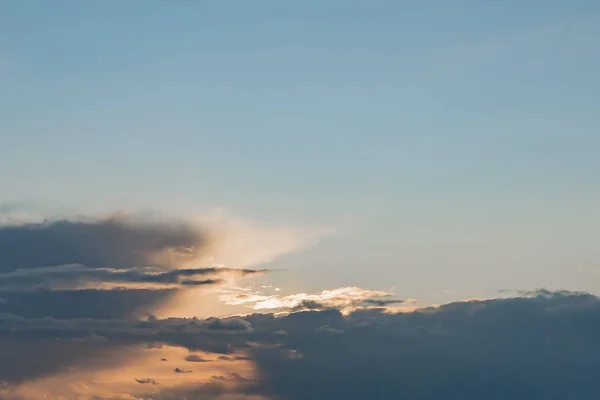 Stirnrunzelnde Wolken am Abendhimmel — Stockfoto