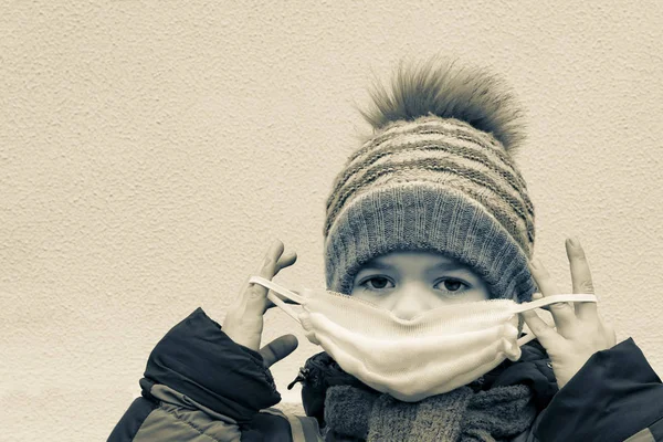 一个小男孩在他的脸上戴了一个有保护作用的医疗面具 — 图库照片