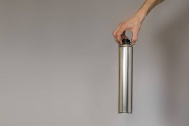 Profesyonel köpük bankası dekoratif bir arka planda ustanın elinde