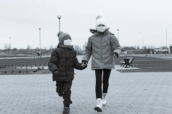 Barn Bror Och Syster Medicinska Masker Går Gatan — Stockfoto