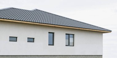 Şehrin dışında yeni inşa edilmiş özel bir ev.