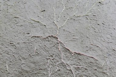 Koyu ahşap yüzeyde eski çatlak boya.