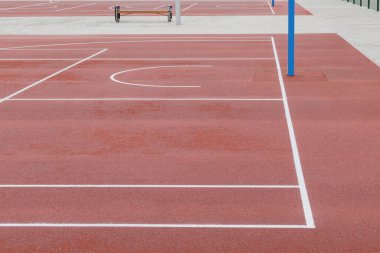 Yeni bir yerleşim bölgesinde yeni bir basketbol sahasının parçası.