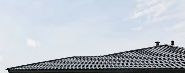 Metalowy Dach Nowego Prywatnego Domu Poza Miastem — Zdjęcie stockowe