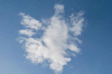 Baharda açık mavi gökyüzünde beyaz bulutlar