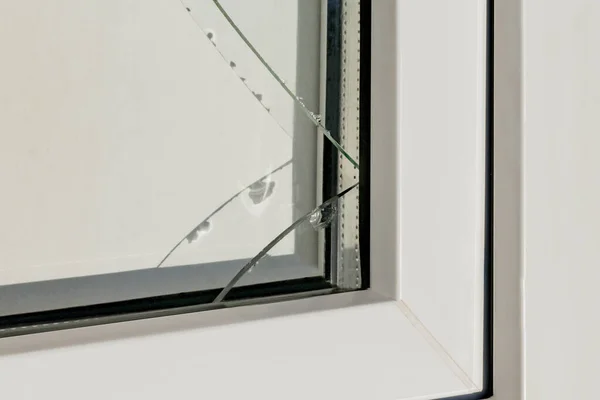 Plastikten yapılmış kırık cam parçaları