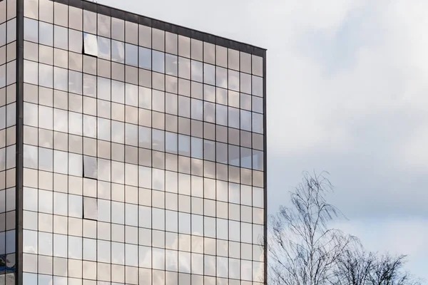 Fragmento Fachada Del Edificio Administrativo Contra Cielo —  Fotos de Stock