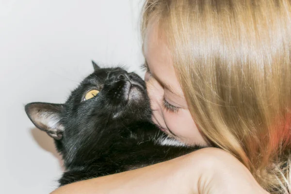 Teen Girl Black Cat Posing Front Camera — ストック写真