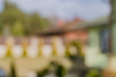 Baharda özel bir evin avlusunun bulanık görüntüsü