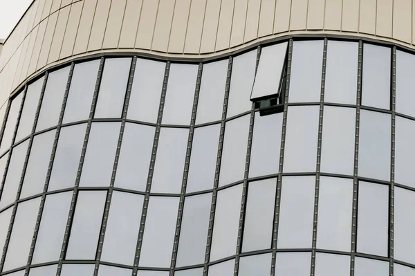 Fragmento Fachada Del Edificio Administrativo Contra Cielo —  Fotos de Stock