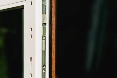 Kurulum sırasında plastik kapının sapının parçası ve kilidi