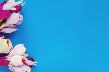 Dekoratif arka planda renkli kağıttan yapılmış çiçek