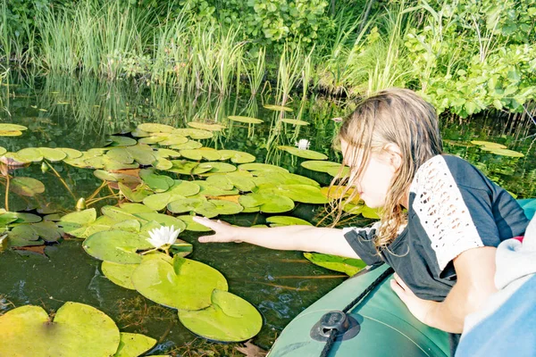 Une Petite Fille Sur Lac Posant Devant Caméra — Photo