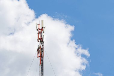 Antenli modern telefon kulesi