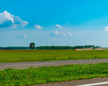 Doğal manzara alanı ve bulutlu mavi gökyüzü