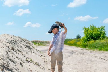 Kumda oynayan küçük çocuk