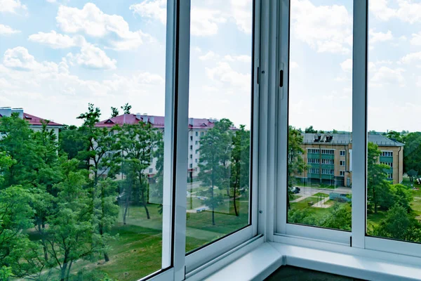 Balkondaki alüminyum çerçeve parçası