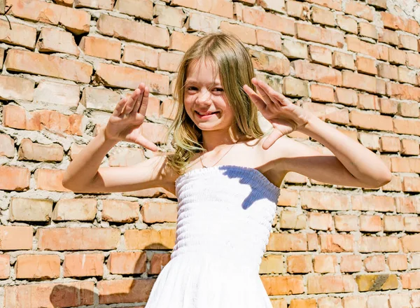 Юная Девушка Белом Летнем Платье — стоковое фото
